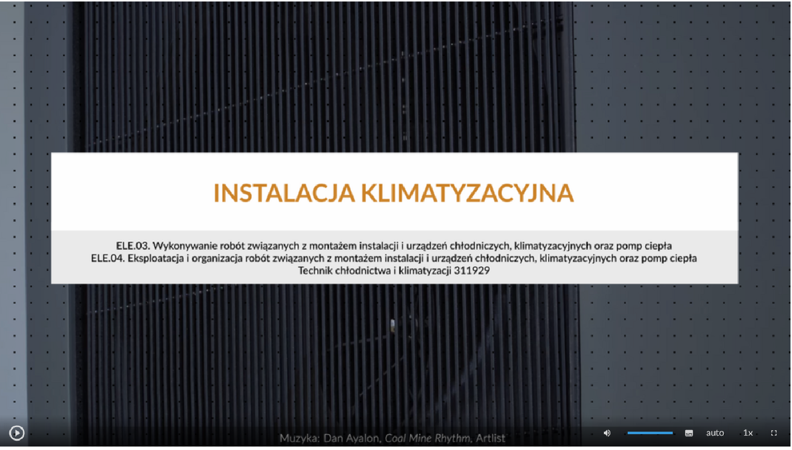 Ilustracja przedstawia wygląd ekranu odtwarzania filmu. W ramce na środku znajduje się tytuł filmu: Instalacja klimatyzacyjna. W dolnym lewym rogu widać ikonę trójkąta w kółku. Jest to ikona włączania odtwarzania filmu. Kolejna ikona znajduje się dopiero w połowie ekranu dolnego paska. Jest to ikona megafonu. Obok niej widać niebieski pasek, który oznacza poziom głośności. Obok znajduje się ikona człowieka, od którego głowy odchodzą dwie fale. Umożliwia ona włączanie alternatywnej ścieżki dźwiękowej. Dalej, na dole znajduje się mały biały prostokąt z czarnymi paskami – pozwala na włączenie napisów. Kolejna ikona to napis auto, która umożliwia wybranie jakości filmu. Obok niej widać ikonę jedynki z iksem. Po kliknięciu na nią można wybrać szybkość odtwarzania filmu. Ostatnia ikona to kreski tworzące kwadrat. Tworzą one jedynie krawędzie kwadratu. Jest to opcja włączenia trybu pełnoekranowego.