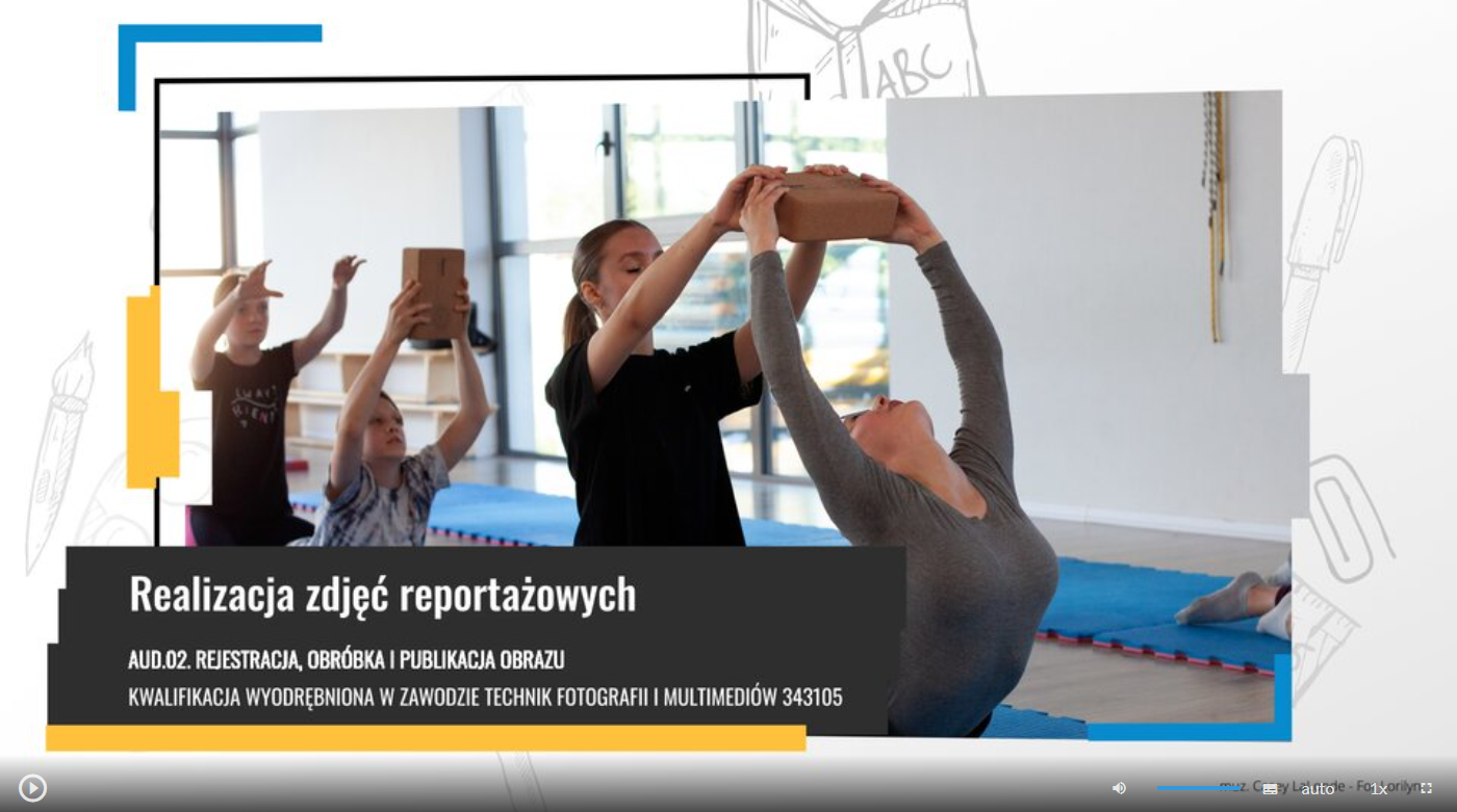 Zdjęcie przedstawia widok ekranu odtwarzania filmu instruktażowego. Widoczne są cztery ćwiczące postaci w sali treningowej. W lewym dolnym rogu widoczny jest napis z białych liter na czarnym tle – tytuł filmu Realizacja zdjęć reportażowych, oraz AUD.02. Rejestracja, obróbka i publikacja obrazu kwalifikacja wyodrębniona w zawodzie Fotograf 343101 i Technik fotografii i multimediów 343105.