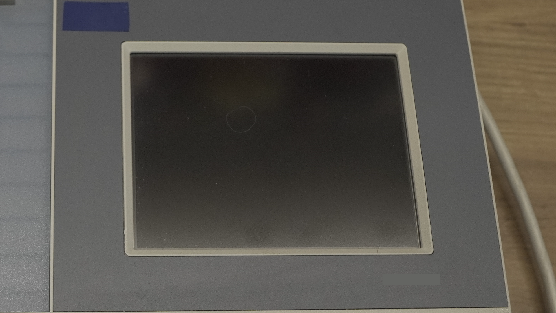 Zdjęcie przedstawia zbliżenie na ekran dotykowy spirometru, znajdujący się po prawej stronie aparatu.