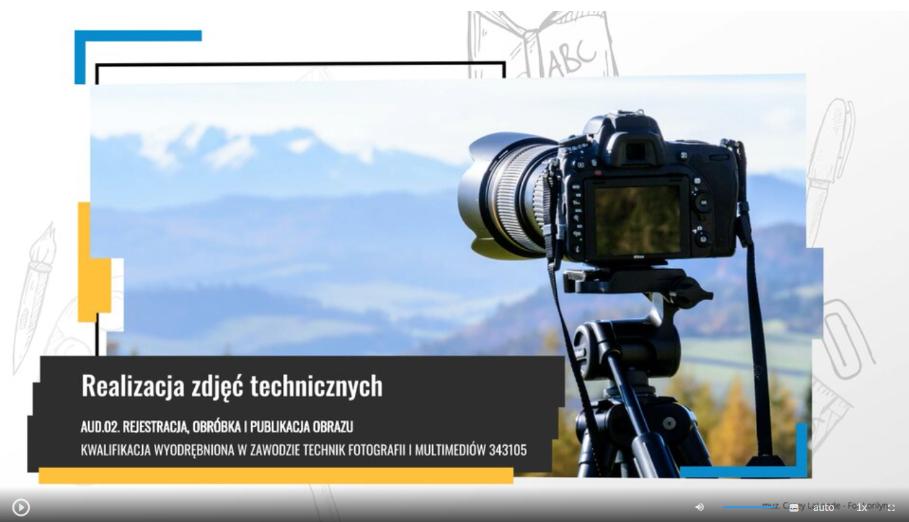Zdjęcie przedstawia widok ekranu odtwarzania filmu instruktażowego. Po prawej stronie widoczny jest aparat fotograficzny ustawiony na statywie, skierowany obiektywem na tło, czyli rozmyte szczyty górskie. W lewym dolnym rogu widoczny jest napis z białych liter na czarnym tle – tytuł filmu Realizacja zdjęćtechnicznych, oraz AUD.02. Rejestracja, obróbka i publikacja obrazu kwalifikacja wyodrębniona w zawodzie Fotograf 343101 i Technik fotografii i multimediów 343105.