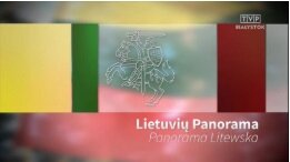 Zdjęcie przedstawia planszę, na której widnieje napis w języku polskim i litewskim: Panorama Litewska. Jest też herb Pogoń - rycerz dosiadający konia stojącego na tylnych kopytach. Rycerz trzyma w prawej dłoni uniesiony miecz, w lewej tarczę.