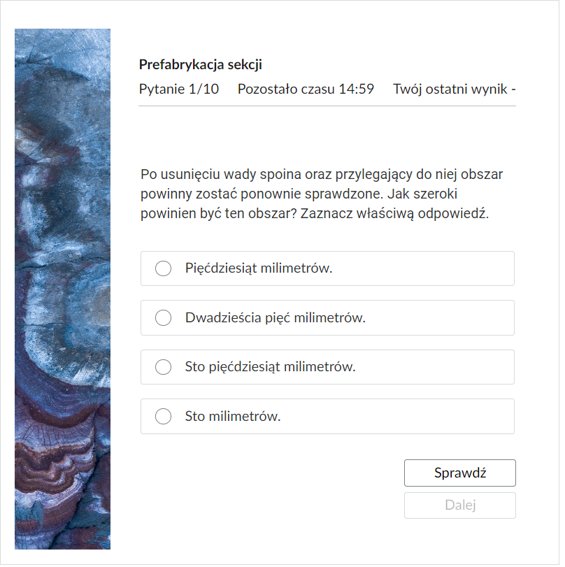 Grafika przedstawia przykładowe zadanie testowe. Ponad poleceniem widać numer pytania, czas, który pozostał na wypełnianie testu, oraz ostatni uzyskany wynik. Pod poleceniem znajdują się możliwe odpowiedzi. W prawym dolnym rogu panelu z zadaniem znajdują się dwa przyciski. Są to Sprawdź oraz Dalej.