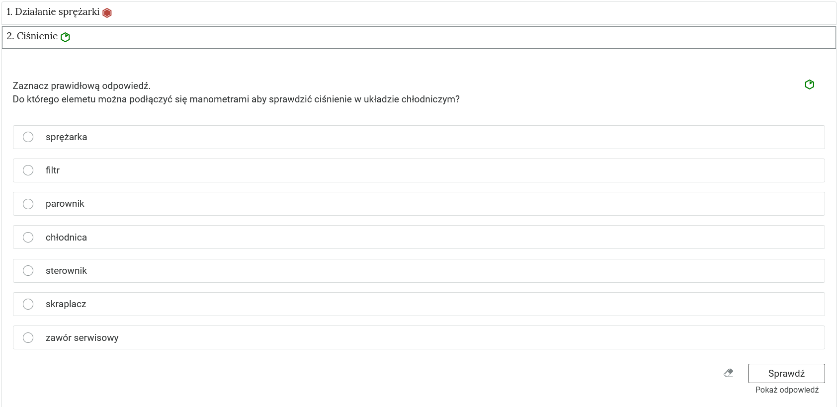 Grafika przedstawia przykładowy widok zadania. Widoczne są niewielkie prostokąty tworzące zakładki, które zostały opatrzone numerami i nagłówkami. Po prawej stronie od tytułów mieszczą się oznaczenia trudności ćwiczeń w postaci koorowych okręgów. Jedna zakładka została rozwinięta, dzięki czemu widoczne jest ćwiczenie. Ćwiczenie składa się z polecenia oraz grafik, między którymi należy wybrać odpowiedź. Na dole po prawej stronie znajduje się przycisk z napisem: Sprawdź. Obok widoczny jest rysunek gumki, a poniżej napis: Pokaż odpowiedź.