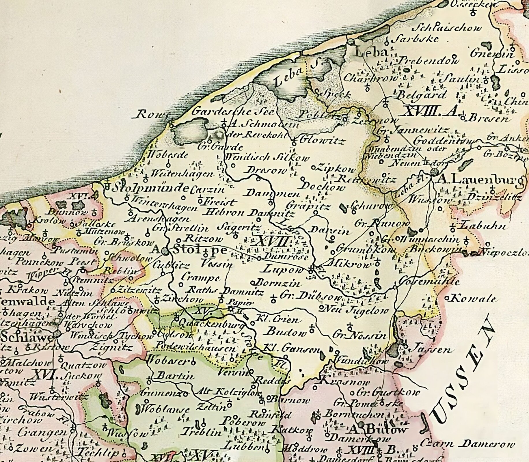Kliknij, aby powiększyć. Na ilustracji mapa Pomorza. Nazwy obszarów geograficznych i miejscowości są w języku niemieckim. Współcześnie jest to obszar Pomorza Środkowego. Od lewej: pierwszy obszar graniczy od północy z morzem Bałtyckim, nie jest widoczna jego zachodnia i południowa granica, w centrum widocznego obszaru znajduje się Sławno. Drugi obszar również graniczy od północy z Morzem Bałtyckim, na północy zaczyna się w okolicy Ustki, a kończy w okolicy Łeby; na południe w połowie drogi leży Słupsk. Na południe od drugiego obszaru znajdują się dwa obszary (jeden po lewej, drugi po prawej stronie). Na obszarze po prawej stronie znajduje się Bytów. Nie są widoczne południowe granice tych obszarów. Na wschód od obszaru drugiego znajduje się obszar piąty, który graniczy z Morzem Bałtyckim na północy i rozciąga się od Łeby do Władysławowa i na południe kończy się w okolicach Człuchowa.