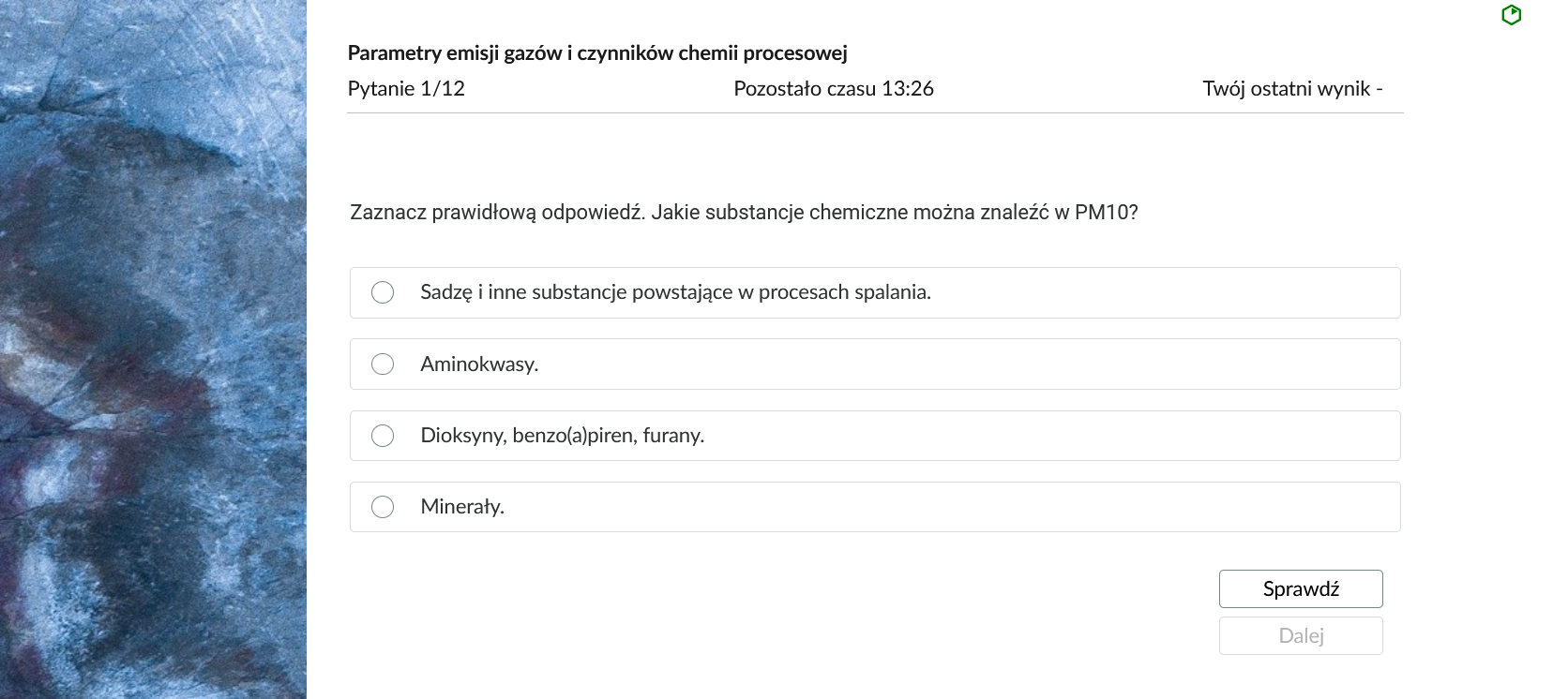 Grafika przedstawia przykładowe zadanie testowe. Ponad poleceniem widać numer pytania, czas, który pozostał na wypełnianie testu, oraz ostatni uzyskany wynik. Pod poleceniem znajdują się możliwe odpowiedzi. W prawym dolnym rogu panelu z zadaniem znajdują się dwa przyciski. Są to "Sprawdź" oraz "Dalej".