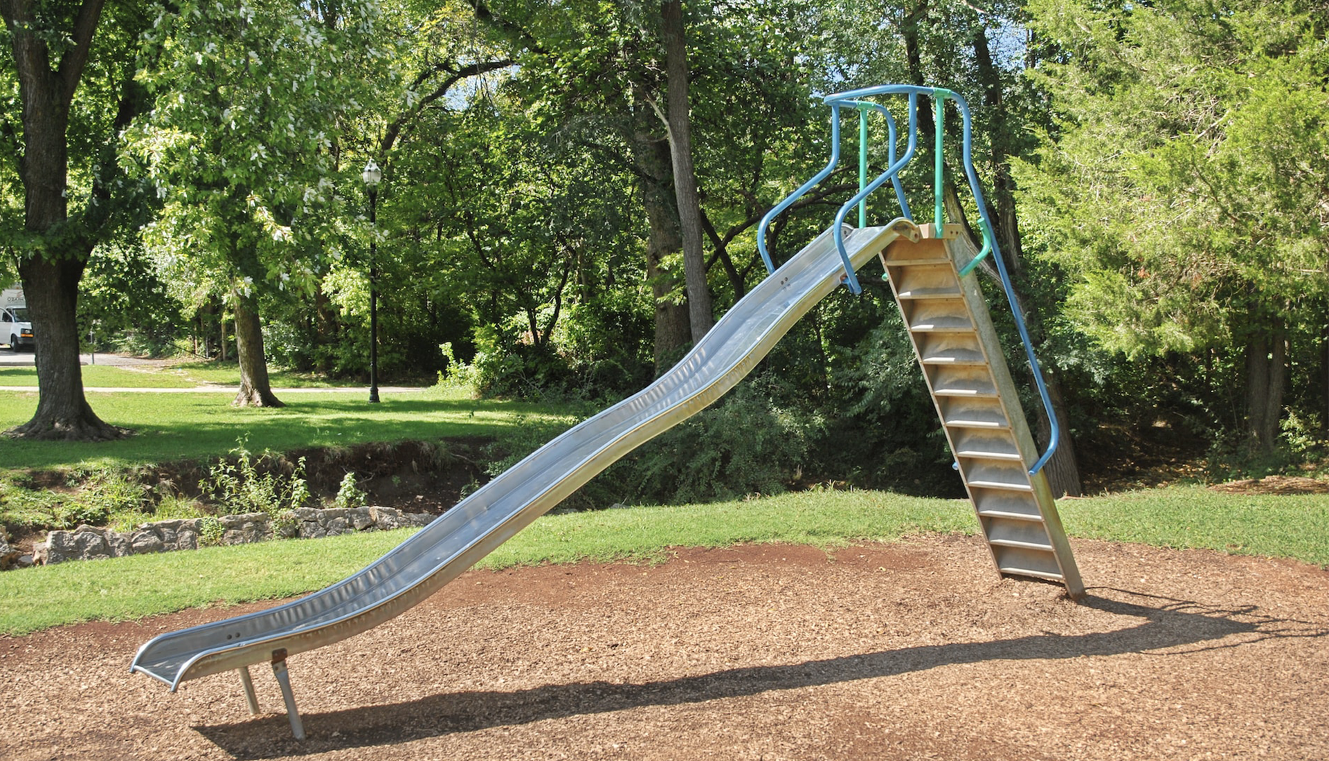 Zdjęcie ukazuje zjeżdżalnię znajdującą się w parku. 