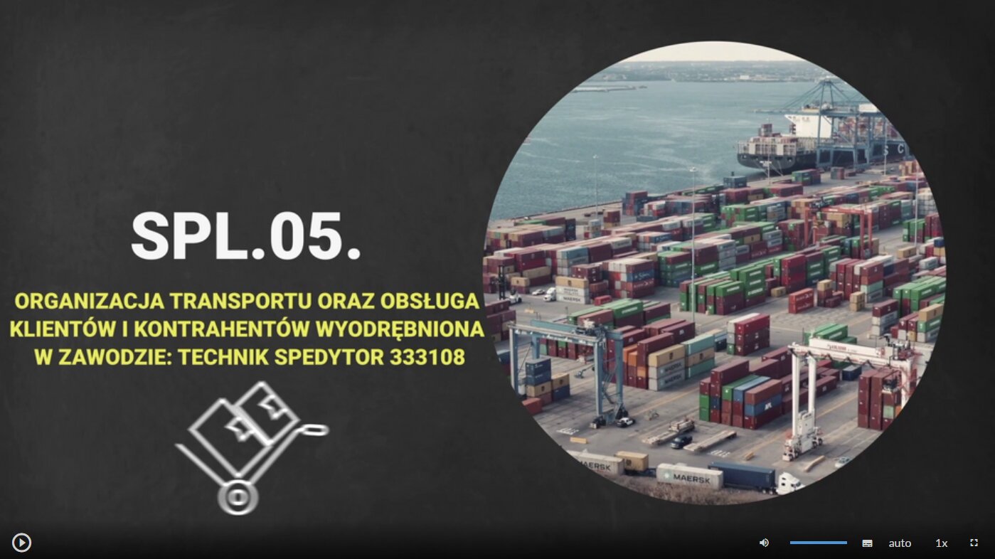 Przykładowy widok planszy filmu. Tytuł: S P L kropka 05 kropka organizacja transportu oraz obsługa klientów i kontrahentów wyodrębniona w zawodzie technik spedytor 3 3 2 1 0 8 obok znajduje się widok zatoki oraz placu nad zatoką, na którym stoi wiele kontenerów w rzędach. Pomiędzy kontenerami stoją żurawie i inne urządzenia służące do transportu. Poniżej znajduje się menu w poziomie, a w nim od lewej: przycisk uruchomienia i pauzowania filmu, wybór poziomu głośności, opcja włączenia napisów, opcja włączenia audiodeskrypcji, opcja auto, opcja ustawienia prędkości odtwarzania, opcja trybu ekranowego.