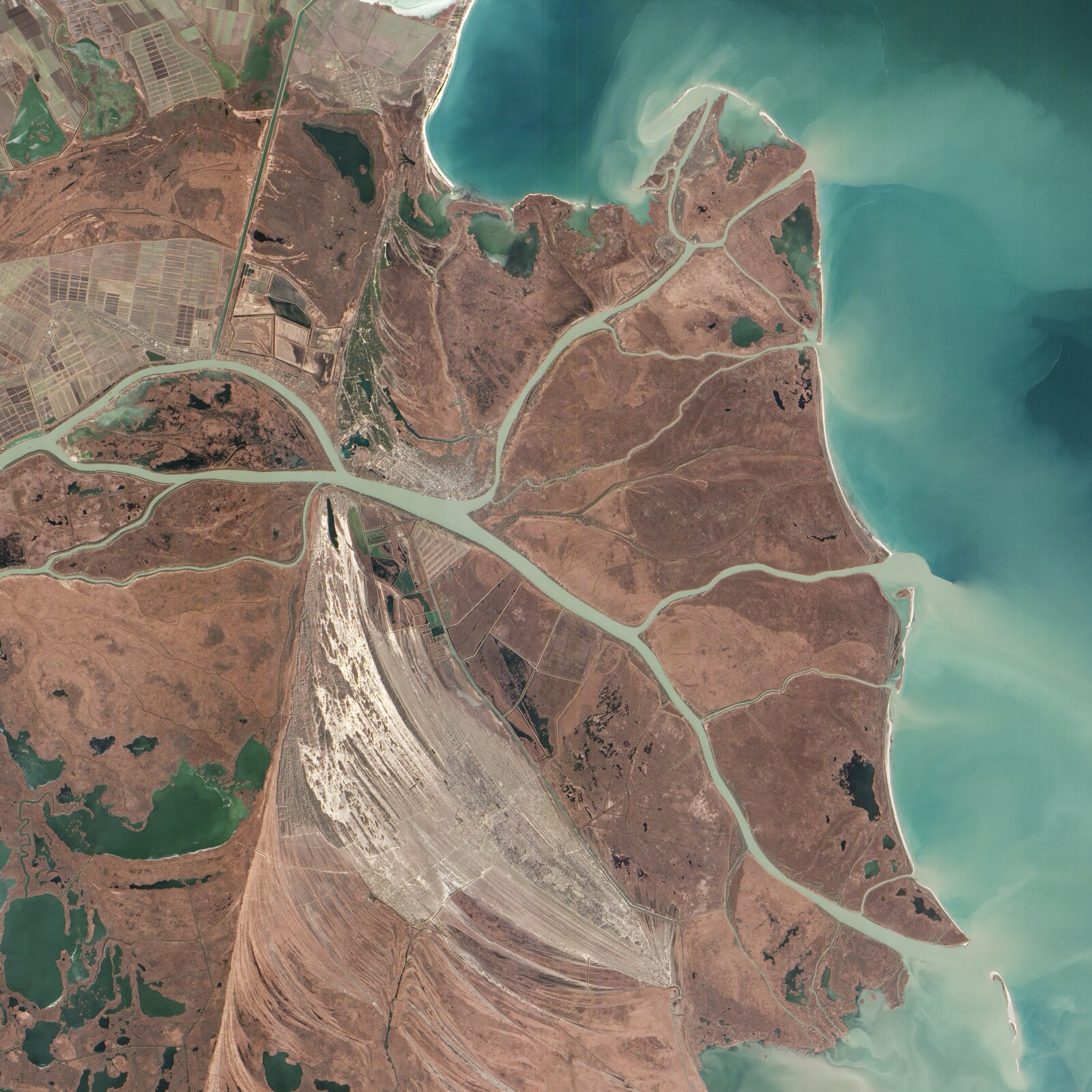 Na zdjęciu satelitarnym delta rzeki w postaci kilku odnóg, tworzących obszar o kształcie przypomi-nającym grecką literę Δ (delta). Tereny pomiędzy kolejnymi odnogami pozbawione roślinności. Z prawej strony turkusowe morze, jasne smugi materiału niesionego przez rzekę.