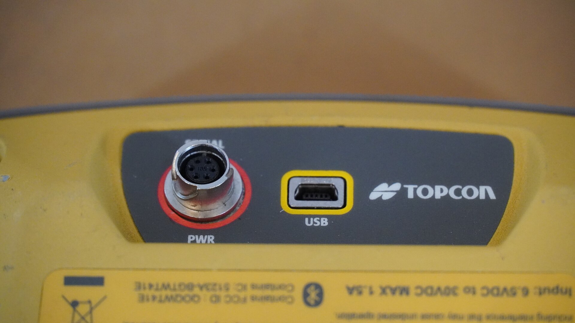 Na zdjęciu przedstawiono boczny element odbiornika GNSS z gniazdem USB oraz gniazdem zasilającym.