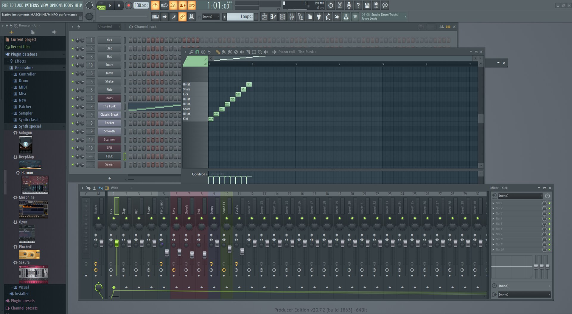 Ilustracja przedstawia interfejs graficzny podczas pracy z FL Studio 20. Jest on w kolorystyce oliwkowej. Na górze jest wiele oliwkowych i pomarańczowych przycisków z białą grafiką. Z lewej strony jest wąska kolumna z kolorowymi napisami i obrazkami. Prawa część obrazka jest największa i podzielona na dwie części: górną i dolną. Na górze znajduje się na niej wiele prostokątnych i okrągłych pól w kolorystyce oliwkowej, bordowej, szarej, i zielonej. Na niektórych polach są białe napisy. Na dole obrazka jest duże pole z suwakami, przyciskami i napisami. Jest w kolorystyce: oliwkowej, bordowej i zielonej. 
