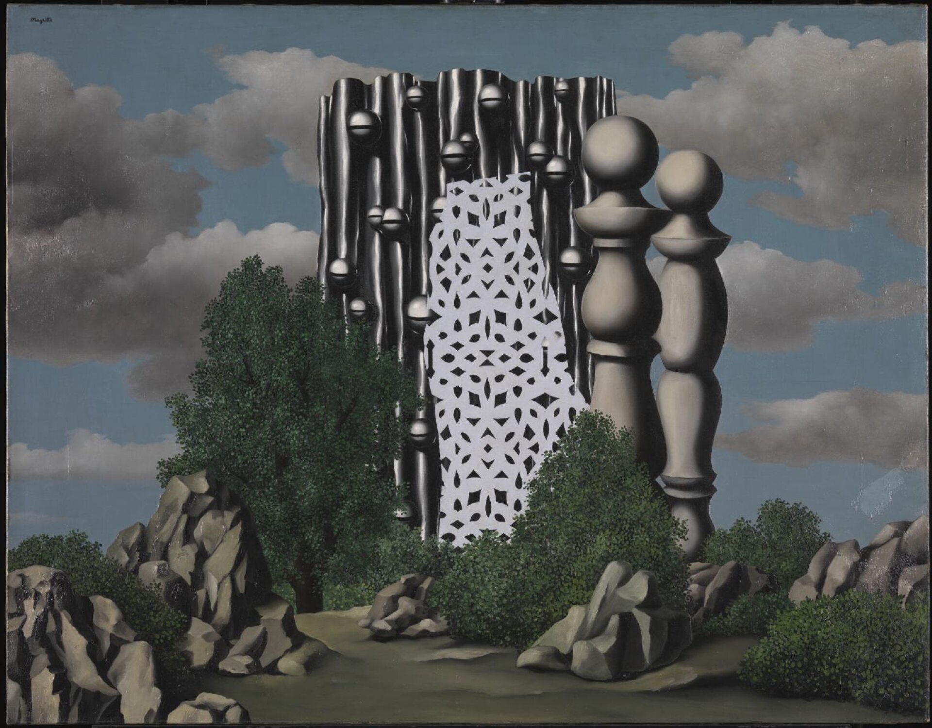 Dzieło przedstawia czarny monolit, na którym umieszczone zostały czarne sfery kuliste. Na tle monolitu stoi biała perforowana ściana oraz dwie wysokie kolumny kształtem przypominające pionki. Nieco niżej widoczne są skały oraz drzewa.