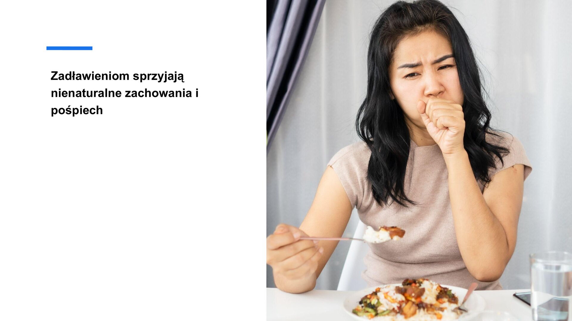 Biały slajd. Z lewej strony tekst: „Zadławienia sprzyjają nienaturalne zachowania i pośpiech”. Z prawej strony zdjęcie przedstawiające młodą kobietę w długich, czarnych włosach. Siedzi przy stole, na którym stoi talerz z ryżem i warzywami. Kobieta w prawej dłoni trzyma widelec z ryżem, a lewą pięść przykłada do ust i krzywi się. 