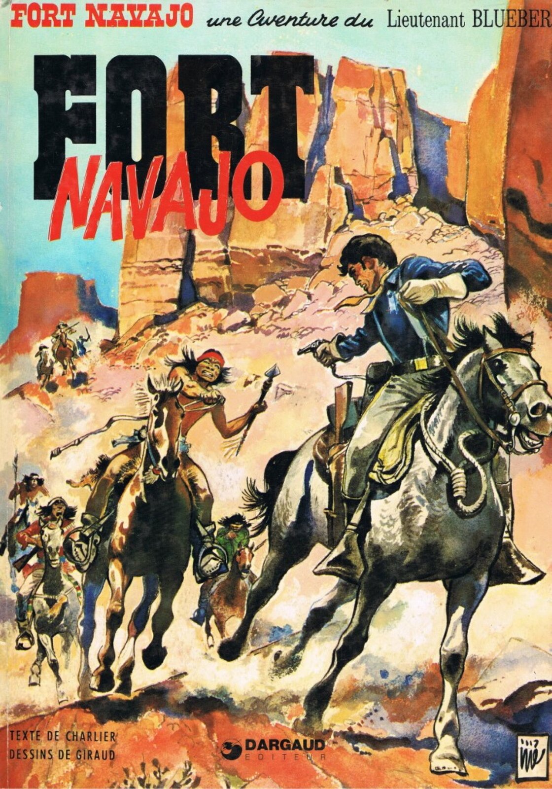 W górnej części ilustracji znajduje się tytuł komiksu: „Fort Navajo”. Ilustracja przedstawia grupę ludzi jadących na koniach. Po prawej stronie ilustracji znajduje się mężczyzna ubrany w niebieską koszulę oraz szare spodnie. Mężczyzna strzela do pozostałych postaci. Po lewej stronie ilustracji znajduje się tłum ludzi z włóczniami. W tle ilustracji znajduje się kanion oraz pustynia.