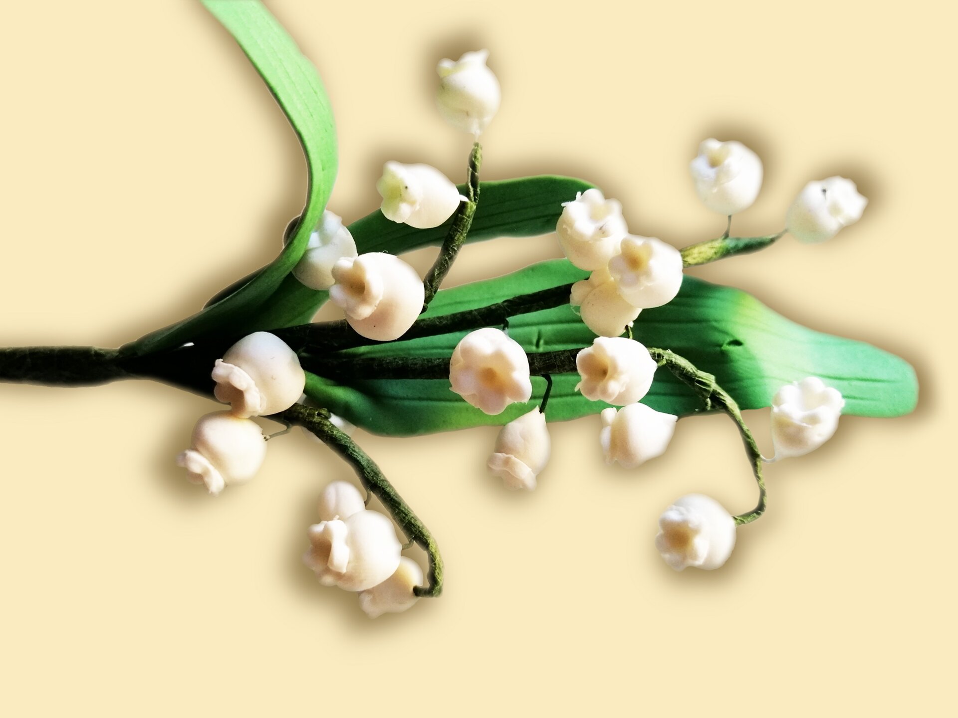 Kwiaty konwalii z masy cukrowej mocowane na drucikach florystycznych.