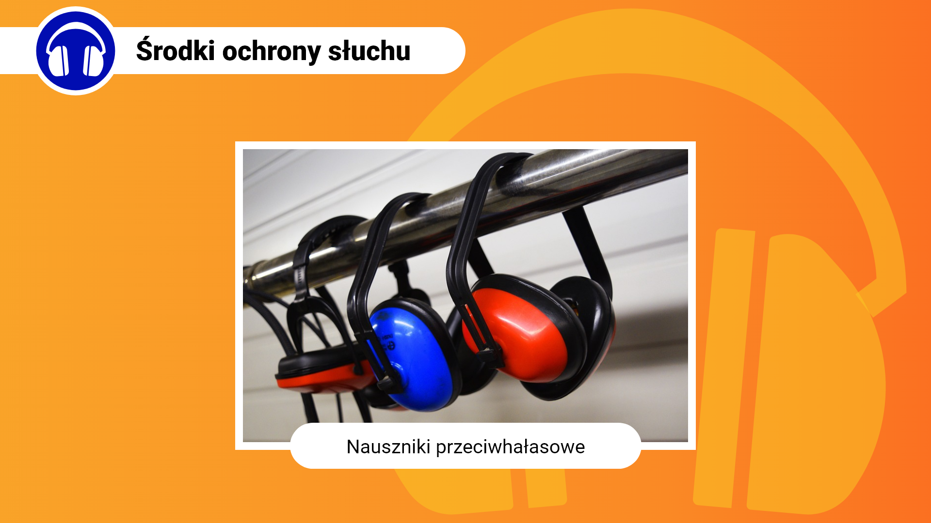 Zdjęcie w ramce z podpisem: nauszniki przeciwhałasowe. Przedstawia zbliżenie na trzy pary czerwonych i niebieskich nauszników przeciwhałasowych wiszących na wieszaku. Nauszniki składają się z części zakrywającej uszy oraz z elastycznego, regulowanego paska z tworzywa sztucznego, który pozwala nosić je na głowie.

