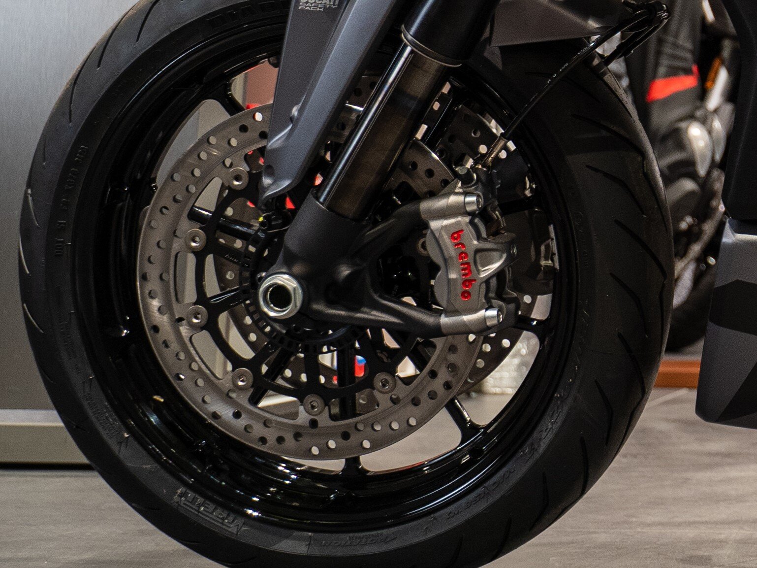 Na zdjęciu widoczne wielotłoczkowe zaciski hamulcowe.