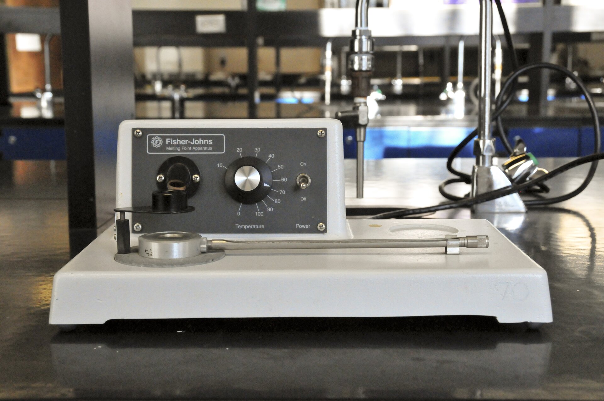 Na zdjęciu przedstawiono kriometr – przyrząd do bardzo dokładnego oznaczania temperatury topnienia i krzepnięcia roztworów. Posiada miejsce na próbkę, okular do kontrolowania stanu próbki oraz pokrętło ze skalą do ustalania temperatury.