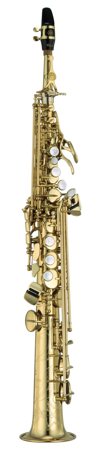 Ilustracja przedstawia saksofon sopranowy. Na zdjęciu ukazany jest podłużny instrument w kolorze złotym, w kształcie rury rozszerzonej na końcu z czarnym ustnikiem oraz metalowymi klapkami.