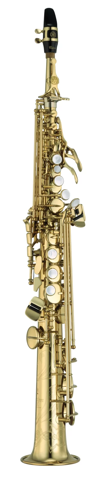 Ilustracja przedstawia saksofon sopranowy. Na zdjęciu ukazany jest podłużny instrument w kolorze złotym, w kształcie rury rozszerzonej na końcu z czarnym ustnikiem oraz metalowymi klapkami.