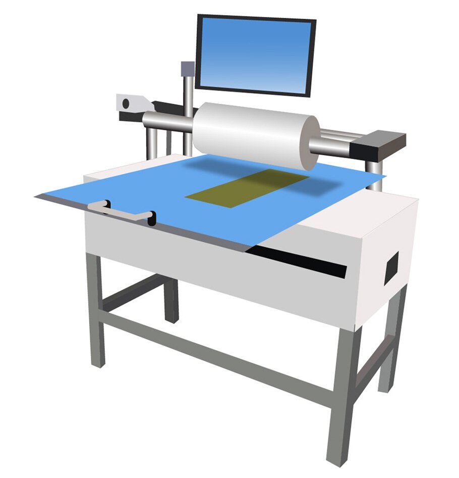 Grafika przedstawia urządzenie do montażu formy drukowej. Widoczny jest stół z prostopadłościennym, białym blatem na czterech metalowych nogach, połączonych w dolnej części metalowymi poprzeczkami. Na blacie widoczny jest niebieski prostokąt z wpisanym w niego zielonym prostokątem – całość symbolizuje formę drukową. Nad formą drukową znajduje się uchwyt z cylindrycznym białym wałkiem usytuowanym prostopadle do formy drukowej. Powyżej wałka, po lewej stronie, widoczny jest niebieski monitor – panel sterujący urządzenia.