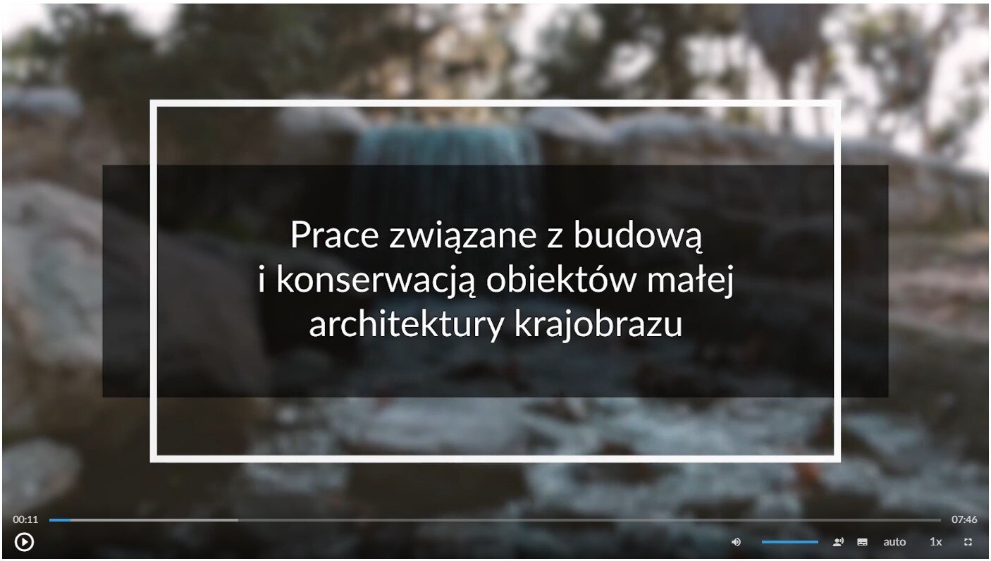 Zdjęcie przedstawia klatkę filmu instruktażowego z podpisem. Prace związane z budową i konserwacją obiektów małej architektury krajobrazu. Klatka filmu przedstawia mały wodospad z kamieni w parku. W lewym dolnym rogu znajduje się ikona włączania i wyłączania filmu. W prawym dolnym rogu ekranu umieszczono szereg różnych ikon. Odpowiedzialne są one za zmianę zmianę głośności, włączenie wersji filmu z audiodeskrypcją, włączenie napisów, zmianę jakości filmu, zmianę szybkości filmu oraz włączenie trybu pełnometrażowego.