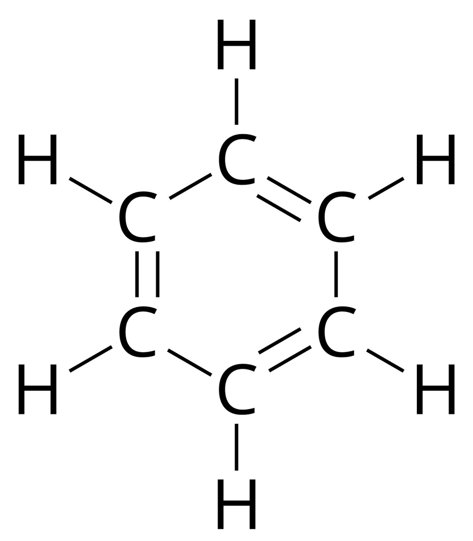Na ilustracji ukazano uproszczony wzór strukturalny cząsteczki benzenu. Sześć atomów węgla C połączonych na przemian wiązaniami pojedynczymi i podwójnymi, tworząc sześciokąt. Od każdego z nich odchodzi wiązanie pojedyncze do atomu wodoru H.
