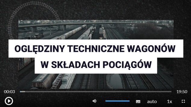 Zrzut ekranu przedstawia klatkę z filmu instruktażowego, na której widoczny jest tytuł Oględziny techniczne wagonów w składach pociągów. W tle widać wagony stojące na torach. W dolnej części ekranu znajdują się przyciski. Od lewej. Przycisk odtwórz, wstrzymaj. Następnie przycisk włączania i wyłączania dźwięku, pasek głośności, ścieżka alternatywna z audiodeskrypcją, napisy, jakość odtwarzania, prędkość odtwarzania, tryb pełnoekranowy.