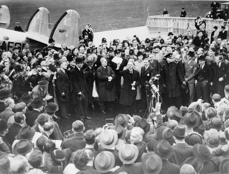 Premier Wielkiej Brytanii Neville Chamberlain po powrocie do kraju z Monachium Premier Wielkiej Brytanii Neville Chamberlain po powrocie do kraju z Monachium Źródło: domena publiczna.