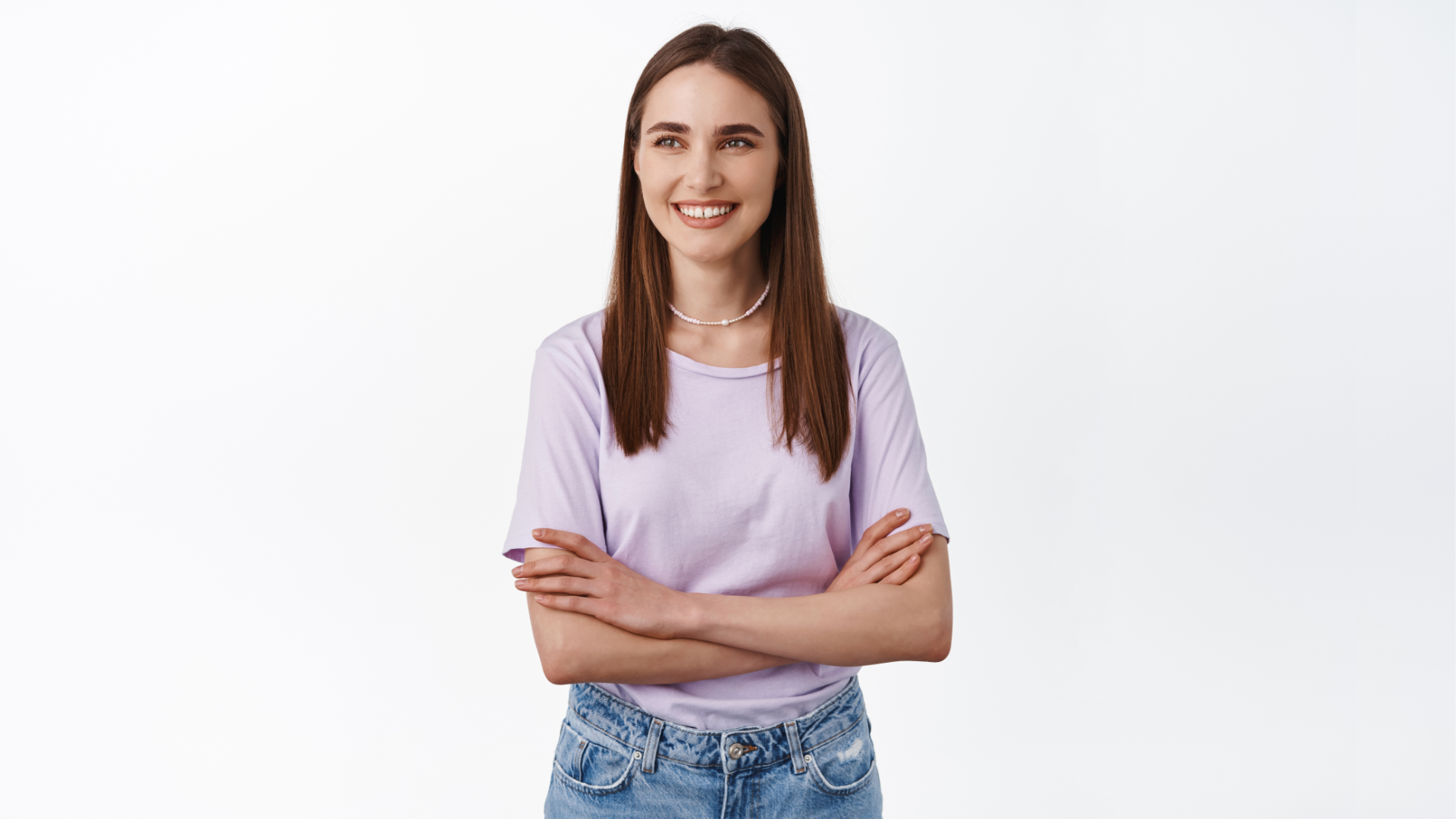 Zdjęcie przedstawia młodą uśmiechniętą dziewczynę z długimi włosami. 