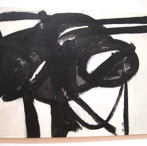 Obraz przedstawiający czarne, grube linie, które układają się w trudny do zidentyfikowania kształt.