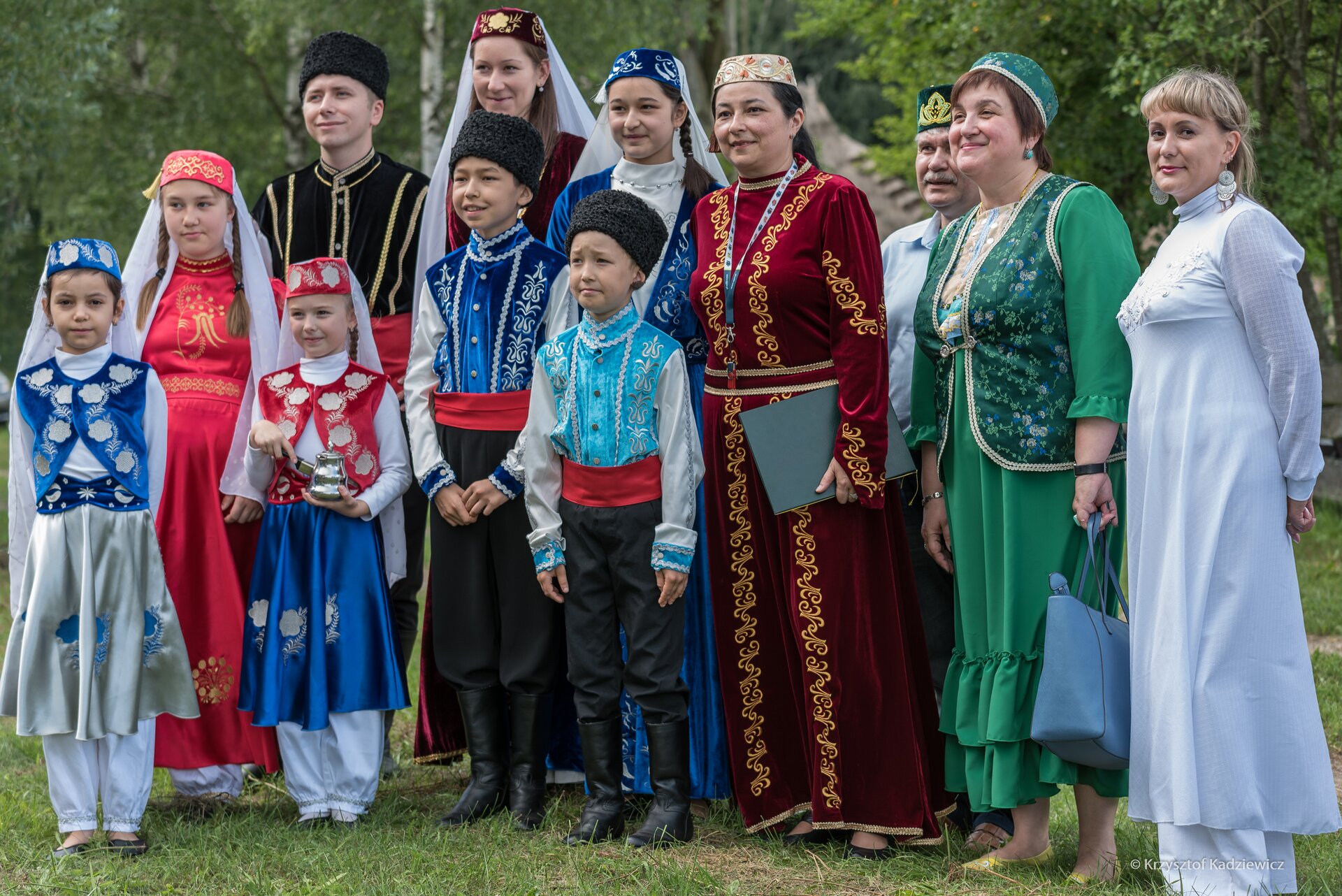 Ilustracja przedstawia rodzinne zdjęcie Tatarów. Wszyscy ubrani są w tradycyjne stroje ludowe.