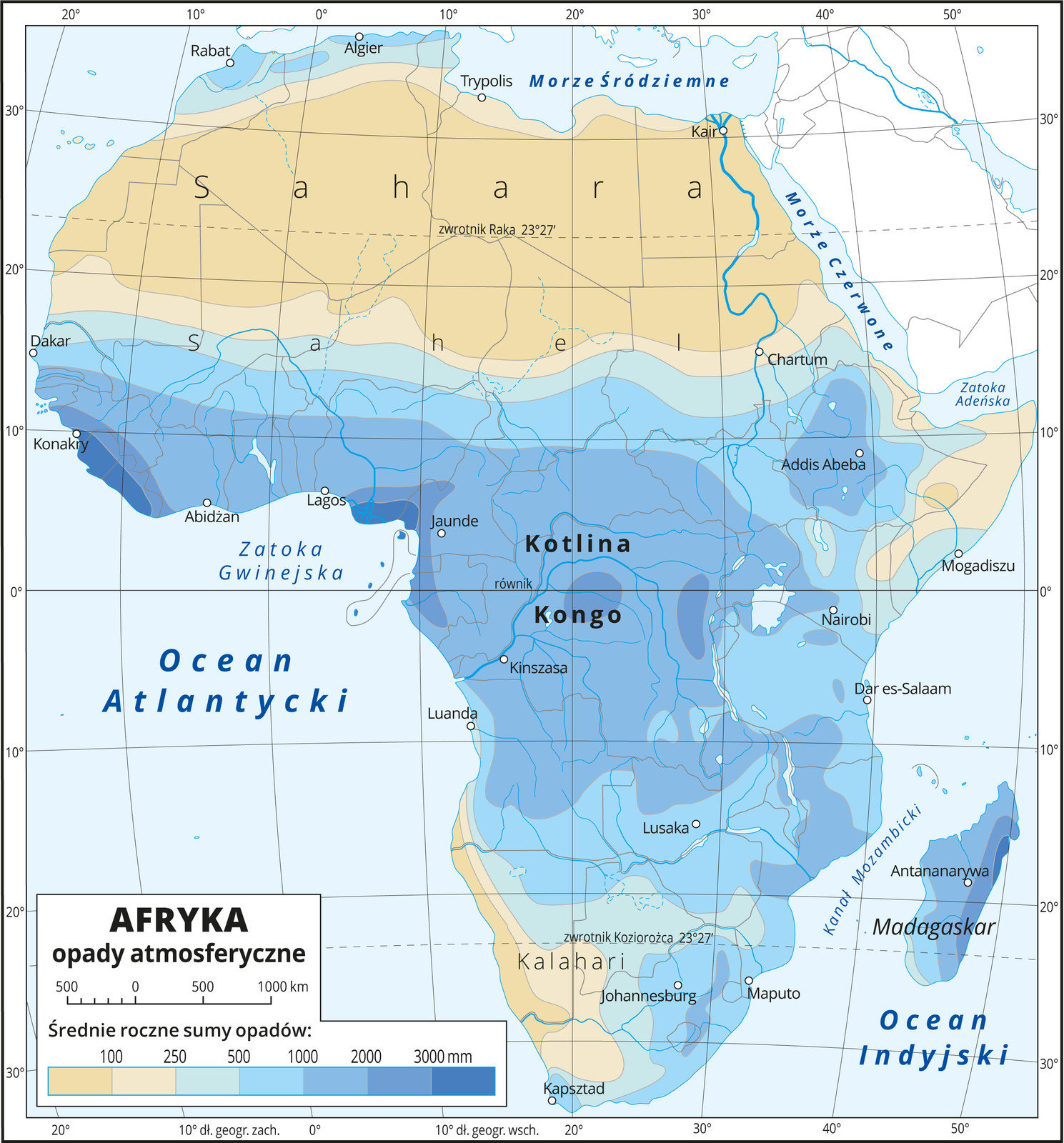 Ilustracja przedstawia mapę Afryki. W lewym dolnym roku mapy legenda opisująca wielkość rocznych opadów. Użyto kolorów od jasnożółtego (najmniejsza suma opadów) do ciemnoniebieskiego (największa suma opadów), oznaczone przedziały to: od 0 do 100 mm, od 100 do 250 mm, od 250 do 500 mm, od 500 do 1000 mm, od 1000 do 2000 mm, od 2000 do 3000 mm. Kolorami przedstawiono średnie roczne sumy opadów. Największe sumy roczne opadów występują w Afryce Zachodniej, nad Zatoką Gwinejską, w Kotlinie Kongo oraz na Madagaskarze. Kolor ciemnoniebieski – opady powyżej dwóch tysięcy milimetrów – obszary wokół równika. Im dalej od równika na północ i południe, tym mniejsze roczne sumy opadów (kolory niebieskie i jasnoniebieskie), aż do terenów pustynnych na północy (Sahara), południu (Pustynia Kalahari) i wschodzie (Półwysep Somalijski) z sumą opadów poniżej stu milimetrów przedstawionych kolorem żółtym. Pokazano także Madagaskar, na którym sumy rocznych opadów wahają się od tysiąca do trzech tysięcy milimetrów). Kolorowe pasy układają się równoleżnikowo. Morza zaznaczono kolorem niebieskim i opisano. Mapa pokryta jest równoleżnikami i południkami. Dookoła mapy w białej ramce opisano co dziesięć stopni południki i równoleżniki. W legendzie opisano kolory użyte na mapie.
