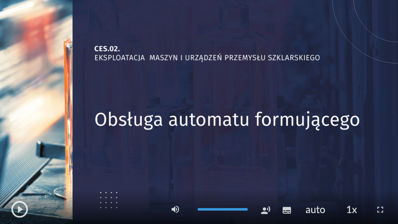 Przykładowy widok planszy Filmu instruktażowego. Film ma tytuł: CES 02 Eksploatacja maszyn i urządzeń przemysłu szklarskiego. Obsługa automatu formującego. W tle widoczne formowanie szkła o pomarańczowym kolorze. W dolnej części planszy filmu jest pasek nawigacyjny z opcjami uruchomienia filmu, zmiany głośności, uruchomienia audiodeskrypcji, włączenia napisów, ustawienia jakości odtwarzanego filmu i wyświetlenia na pełnym ekranie.