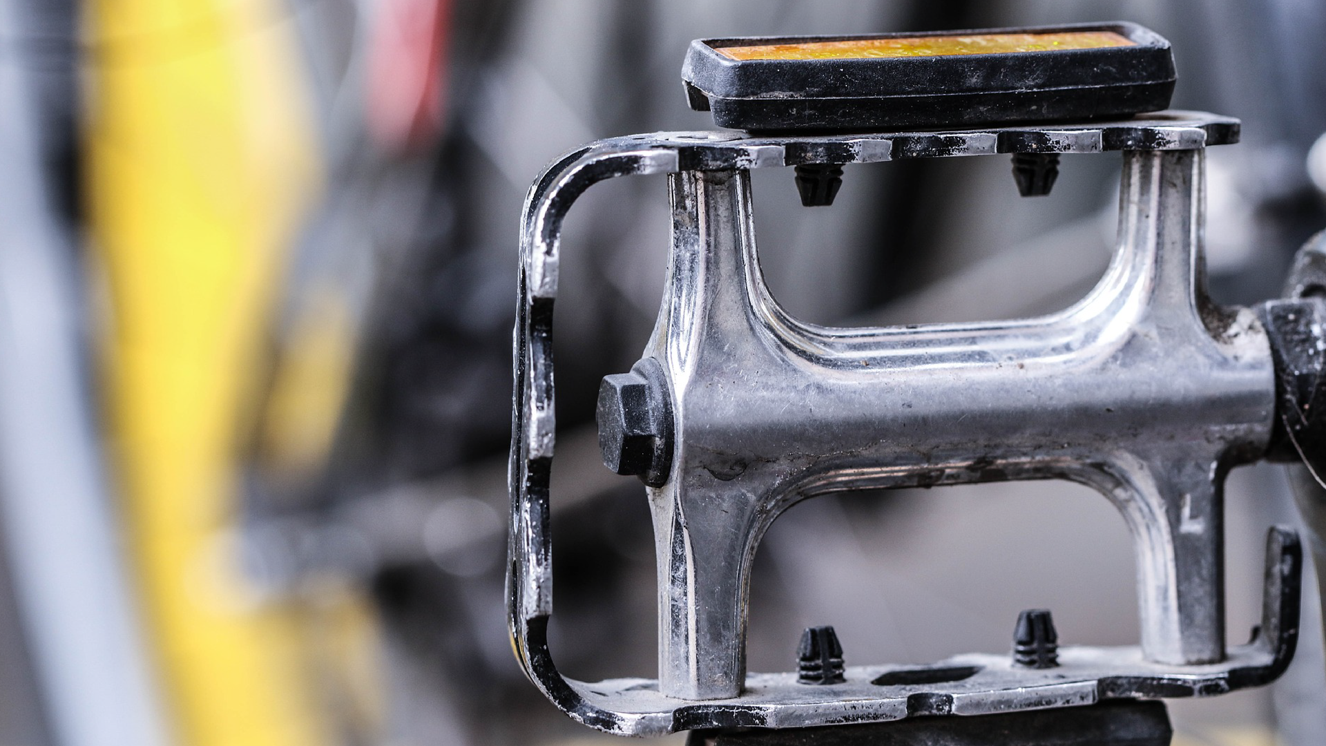 Zdjęcie przedstawia zbliżenie na pedał rowerowy.