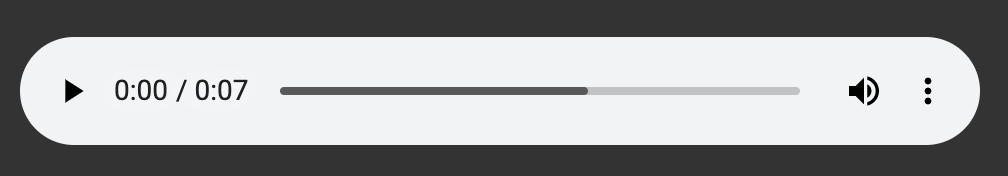Grafika przedstawia panel odtwarzacza audio. Od lewej widoczna jest ikona włączenia odtwarzacza – jest to trójkąt, jego wierzchołek skierowany jest w prawo. Następnie widoczny jest pasek z czasem nagrania. Po prawej widnieje ikona zmiany głośności dźwięku w nagraniu. Składa się megafonu skierowanego w prawo, od którego odchodzą dwie półokrągłe linie symbolizujące fale dźwiękowe. Obok znajdują się trzy pionowe kropki.