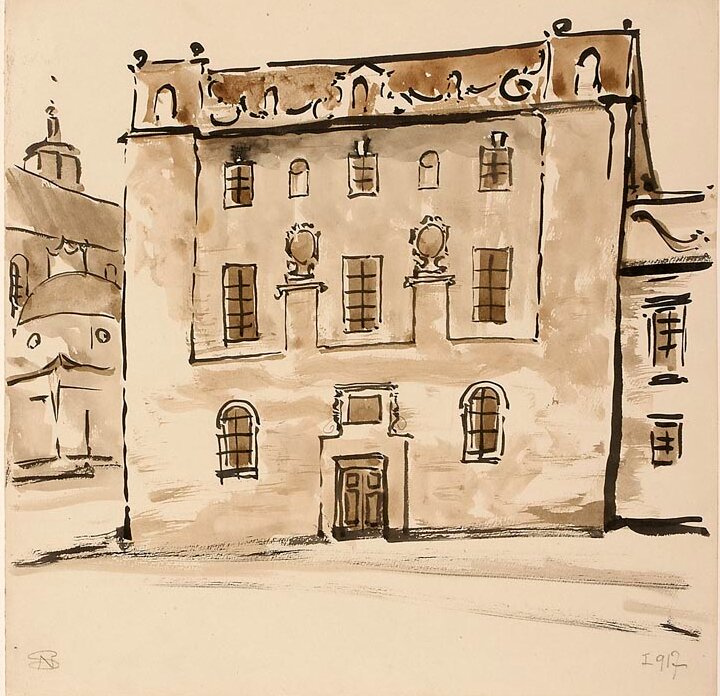 Szkic przedstawia front trzykondygnacyjnej kamienicy. Ma dach mansardowy. W tle, po lewej stronie ilustracji znajduje się zarys kościoła.