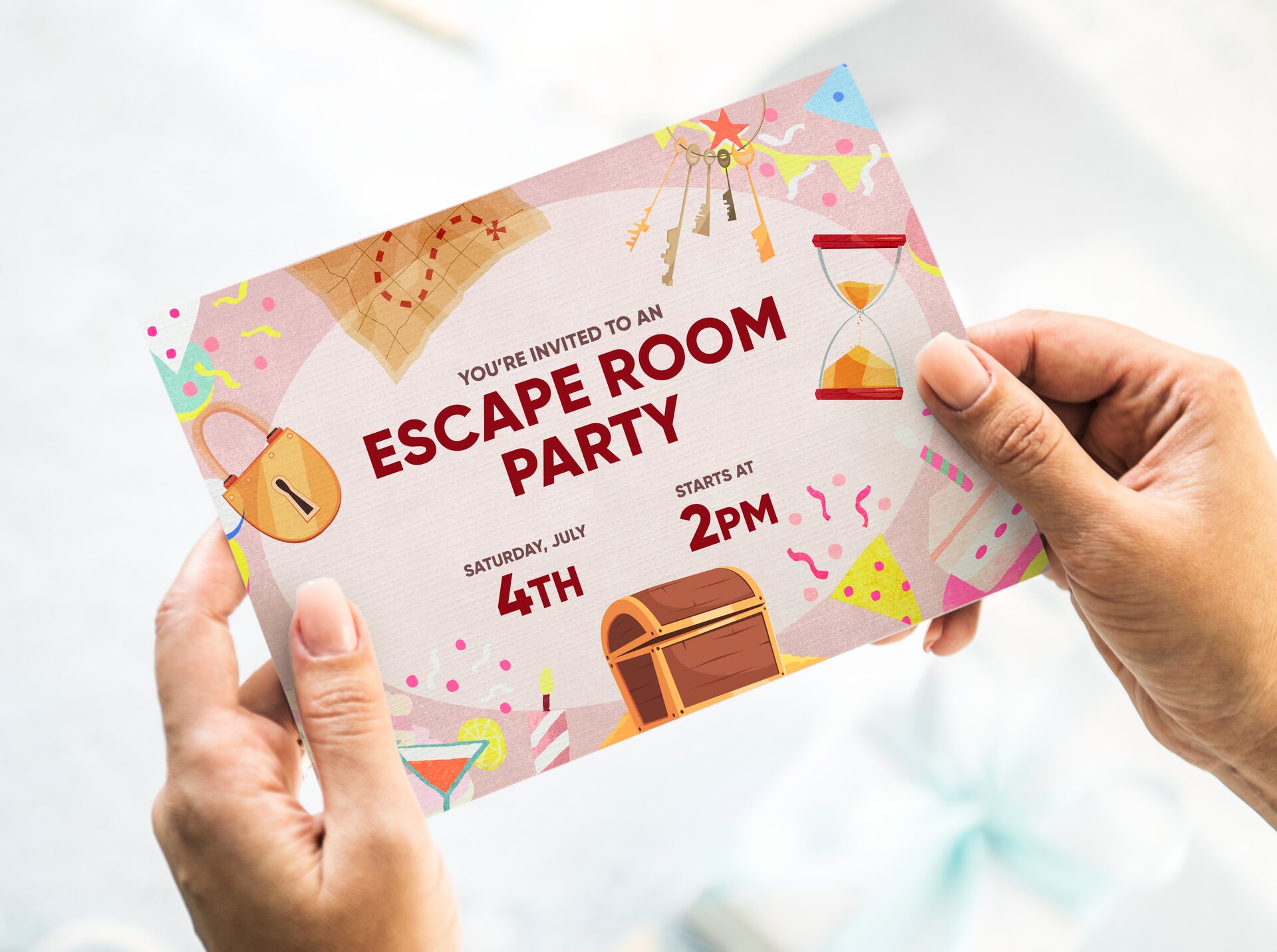 Zdjęcie przedstawia dłonie trzymające kolorową kartkę, na której wokoło brzegu umieszczono grafiki takie jak: kłódka, mapa, klucze, klepsydra, skrzynia, kieliszek, konfetti oraz świeczki. Na środku jest tekst "YOU'RE INVITED TO AN ESCAPE ROOM PARTY. SATURDAY, JULY 4TH. STARTS AT 2PM."