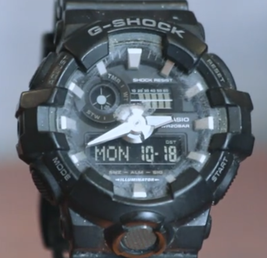 Zbliżenie na tarczę zegarka z funkcją kalendarza, który pokazuje poniedziałek osiemnastego października.