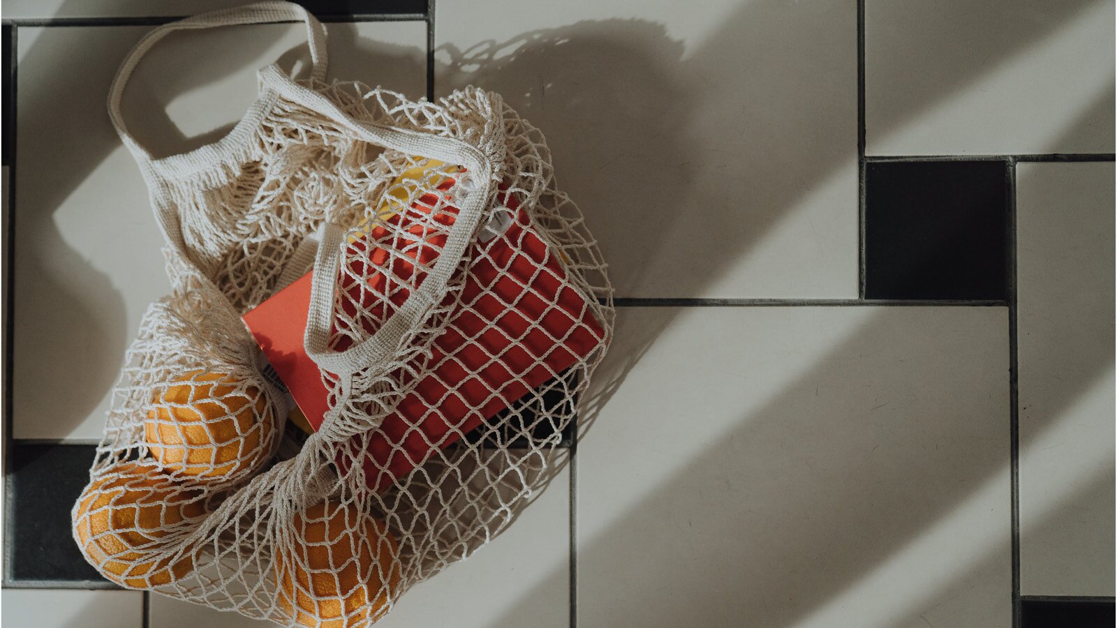 Auf unnötig abgepacte Lebensmittel verzichten
Bereits abgepackte Lebensmittel wie Salat sind meist teurer als lose Produkte – ganz zu schweigen von dem negativen Einfluss der Plastikverpackung auf die Umwelt.
Ilustracja przedstawia siatkę z zakupami leżącą na podłodze.