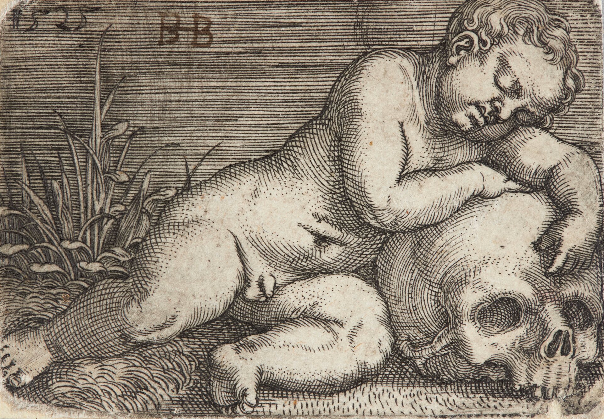 Rycina przedstawia małego, nagiego, pulchnego chłopca. Chłopiec opiera się lewym bokiem na dużej, ludzkiej czaszce. Przytula swoją głowę do lewej ręki. Ma zamknięte oczy. Za chłopcem znajduje się kępa trawy.