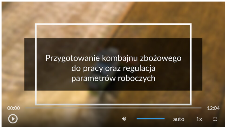 Grafika przedstawia wygląd ekranu filmu. Znajduje się na nim plansza tytułowa. Jest to grafika przedstawiająca kombajn jadący po polu, na której tle umieszczono tytuł filmu: Przygotowanie kombajnu zbożowego do pracy oraz regulacja parametrów roboczych. W lewym dolnym rogu ekranu filmu umieszczony jest przycisk służący do odtwarzania i zatrzymywania filmu. W prawym dolnym rogu ekranu umieszczono szereg różnych przycisków. Odpowiedzialne są one między innymi za uruchamianie napisów, zmianę głośności i zmianę szybkości odtwarzania.