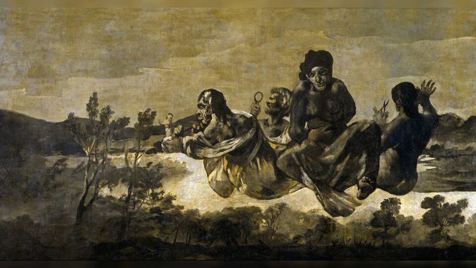 Ilustracja przedstawia obraz o ciemnej kolorystyce. Na obrazie znajdują się cztery osoby unoszące się nad błyszczącym pod nimi jeziorem, dookoła którego wznoszą się niewielkie pagórki. Nad brzegiem jeziora rosną drzewa. Pierwsza z prawej postać zwrócona jest plecami do widza. W lewej ręce trzyma nożyczki. Jej prawa ręka jest wyciągnięta, palce są rozszerzone. Kolejna postać, siedzi zwrócona przodem do widza. Lewą rękę trzyma schowaną za plecami, prawą opiera o brzuch. Trzecia postać siedząca bokiem do widza w ręku trzyma lupę, przez którą patrzy na figurkę człowieka, trzymaną w ręku przez postać z lewej strony. Ostatnia, czwarta postać w ręku trzyma w prawej dłoni małą figurkę człowieka.