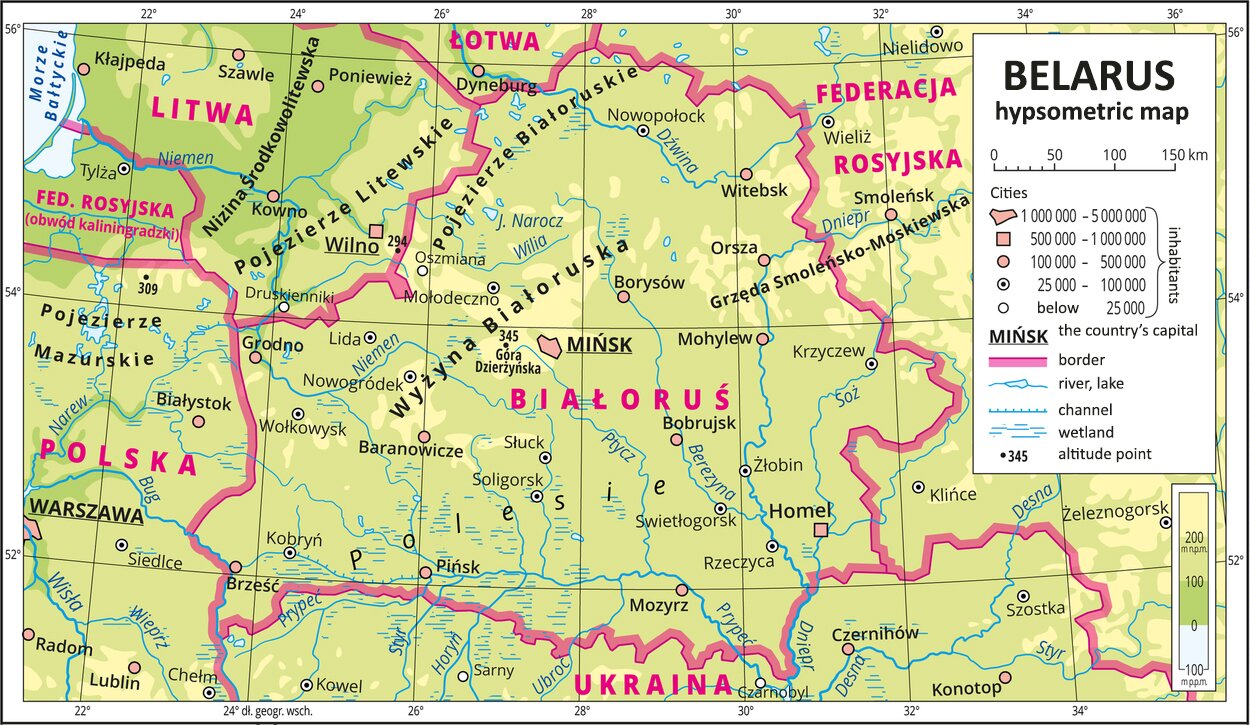 Ilustracja przedstawia mapę hipsometryczną Białorusi. W obrębie lądów występują obszary o zróżnicowanym ukształtowaniu geograficznym. W lewym górnym rogu mapy oznaczono fragment Morza Bałtyckiego. Na mapie opisano nazwy nizin i wyżyn, rzek i jezior. Oznaczono i opisano główne miasta. Oznaczono kropkami i opisano punkty wysokościowe. Przedstawiono granice państw. Opisano państwa sąsiadujące z Białorusią. Mapa pokryta jest równoleżnikami i południkami. Dookoła mapy w ramce opisano współrzędne geograficzne co dwa stopnie. W legendzie umieszczono i opisano znaki użyte na mapie. Tłumaczenie; mieszkańców – inhabitants Miasta – Cities, stolica państwa – the country’s capital, granica państw – border, rzeka, jezioro – river, lake, kanał – channel, teren podmokły – wetland, punkt wysokościowy – altitude point, m n.p.m. – m above sea level, m p.p.m. – m below sea level.