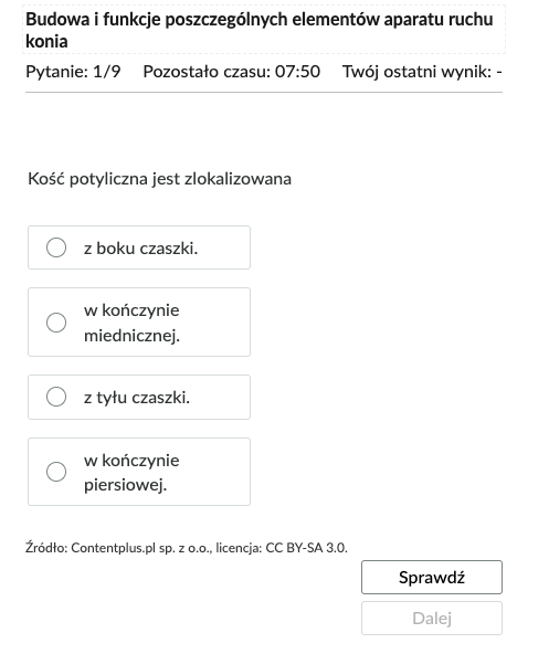 Grafika przedstawia przykładowe zadanie testowe. Ponad poleceniem widać numer pytania, czas, który pozostał na wypełnianie testu, oraz ostatni uzyskany wynik. Pod poleceniem znajdują się możliwe odpowiedzi. W prawym dolnym rogu panelu z zadaniem znajdują się dwa przyciski. Są to Sprawdź oraz Dalej.