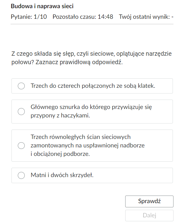 Grafika przedstawia przykładowe zadanie testowe. Ponad poleceniem widać numer pytania, czas, który pozostał na wypełnianie testu, oraz ostatni uzyskany wynik. Pod poleceniem znajdują się możliwe odpowiedzi. W prawym dolnym rogu panelu z zadaniem znajdują się dwa przyciski. Są to Sprawdź oraz Dalej.