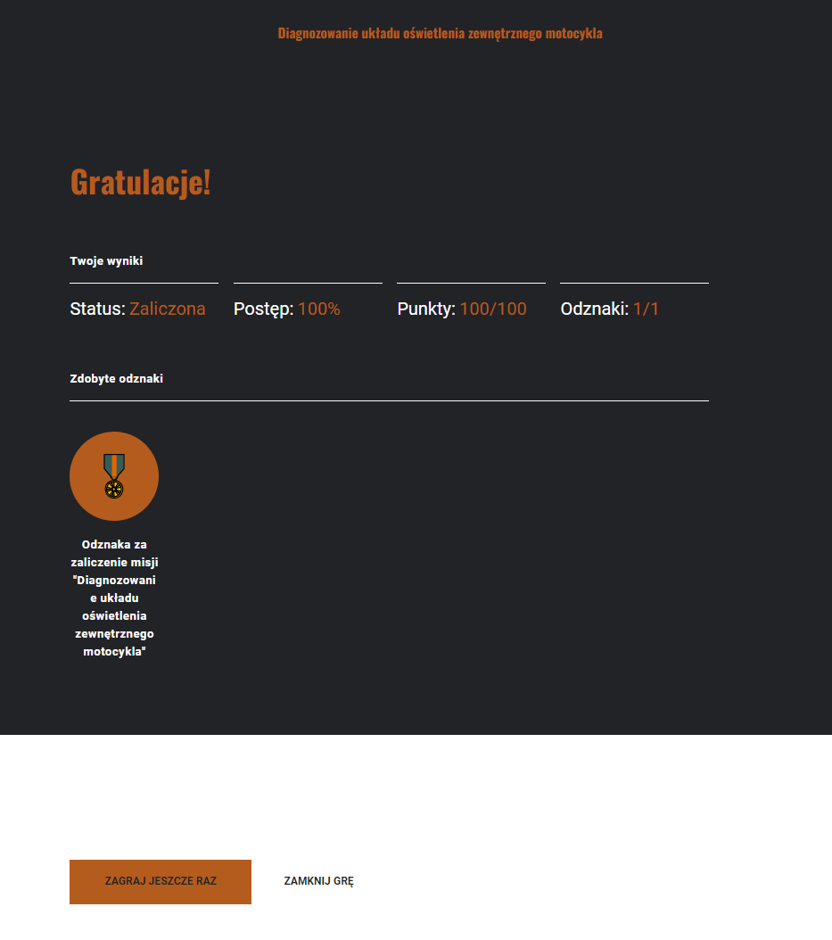 Grafika przedstawia ekran końcowy gry. U góry tytuł gry, poniżej wielki napis GRATULACJE! wraz z przedstawionymi maksymalnymi wynikami oraz zdobytą odznaką. Na samym dole można wybrać jedną z dwóch opcji: możesz powtórzyć misję, klikając przycisk ZAGRAJ JESZCZE RAZ lub zakończyć grę, klikając przycisk ZAMKNIJ GRĘ.