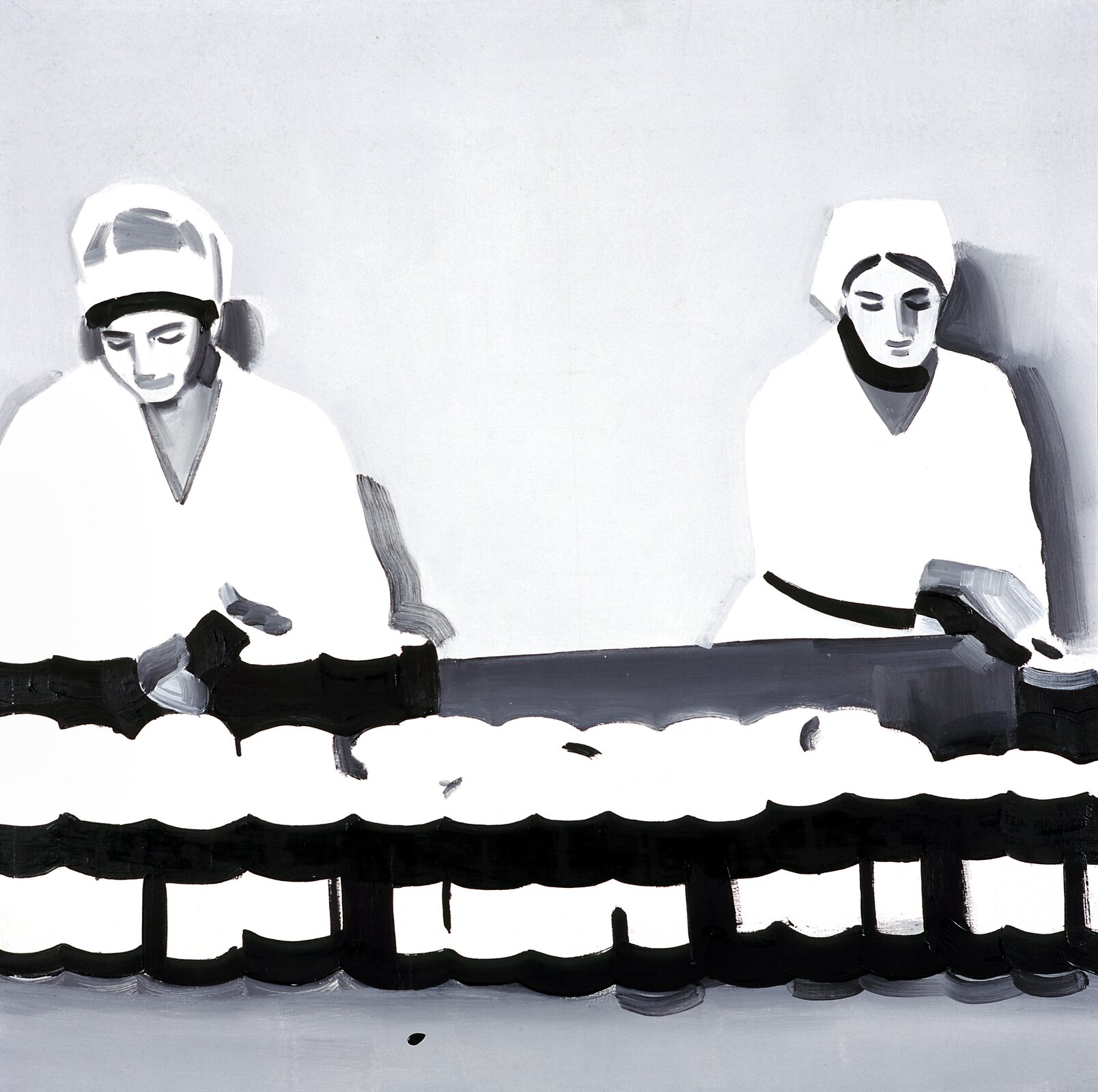 Wilhelm Sasnal, Bez tytułu Ilustracja przedstawia dwie ubrane na biało postacie na tle jasnoszarej ściany. Z przodu znajduje się ciemny blat lub stół, na którym znajduje się rząd pionowych biało‑czarnych przedmiotów o walcowym kształcie. Po obu jego stronach stoi patrząca w dół postać w obszernym białym ubraniu przypominającym fartuch oraz z białym nakryciem głowy, zasłaniającym włosy. Postacie wyciągają dłonie w stronę blatu, zdając się na nim pracować.