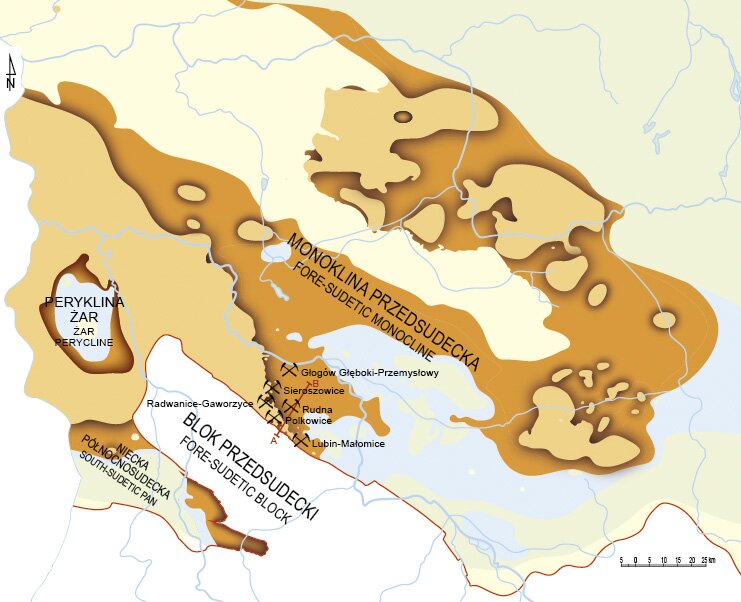 Na fragmencie mapy Polski zaznaczono rozmieszczenie złóż rudy miedzi. Głównym ośrodkiem przemysłu miedziowego w naszym kraju jest Legnicko‑Głogowski Okręg Miedziowy. Jest położony między monokliną przedsudecką a blokiem przedsudeckim. Złoża występują także w niecce północnosudeckiej, wokół perykliny Żar, na wschód od monokliny przedsudeckiej. 