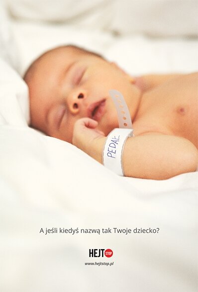 Plakat przedstawia niemowlę śpiące na białej pościeli. Widoczna jest tylko główka, prawa ręka i fragment piersi. Dziecko ma rozchylone usta, ręce zgięte w łokciach i ułożone przy głowie. Na ręce ma opaskę ze szpitala, na której zwykle pisze się dane dziecka (nazwisko, dzień urodzenia, płeć). Tutaj nie ma takich informacji, na opasce, drukowanymi literami napisane jest: PEDAŁ. Na dole plakatu pytanie: A jeśli kiedyś nazwą tak Twoje dziecko?
Poniżej logo akcji: HEJT STOP.
Poniżej: www.hejststop.pl