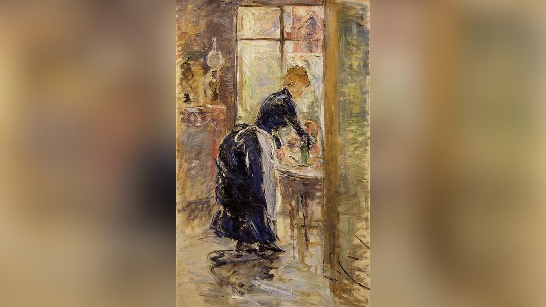 Na obrazie kobieta w fartuchu i upiętych włosach. Kobieta jest w kuchni. Nakrywa do stołu.